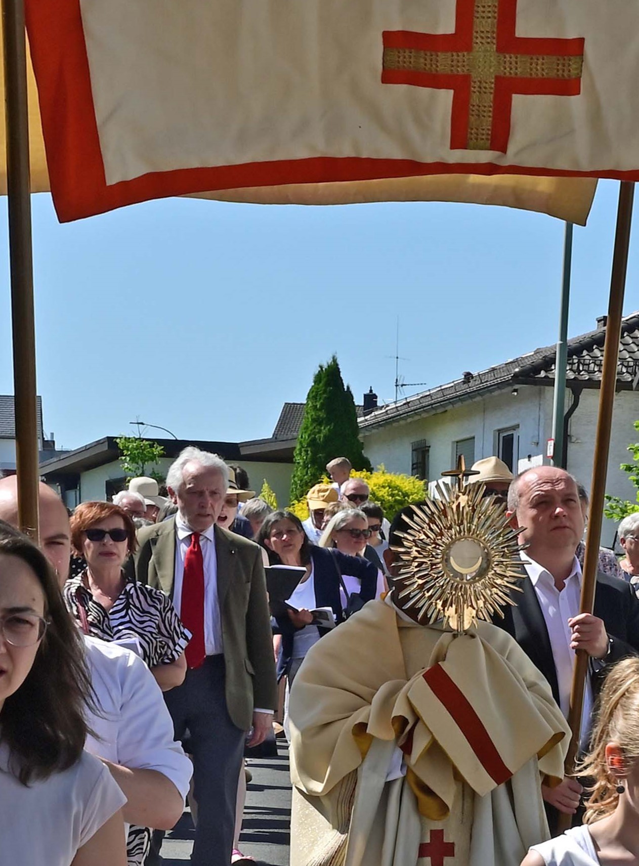 Die Prozession durch die Hungener Straßen (c) Pfarrei St. Paulus und St. Andreas