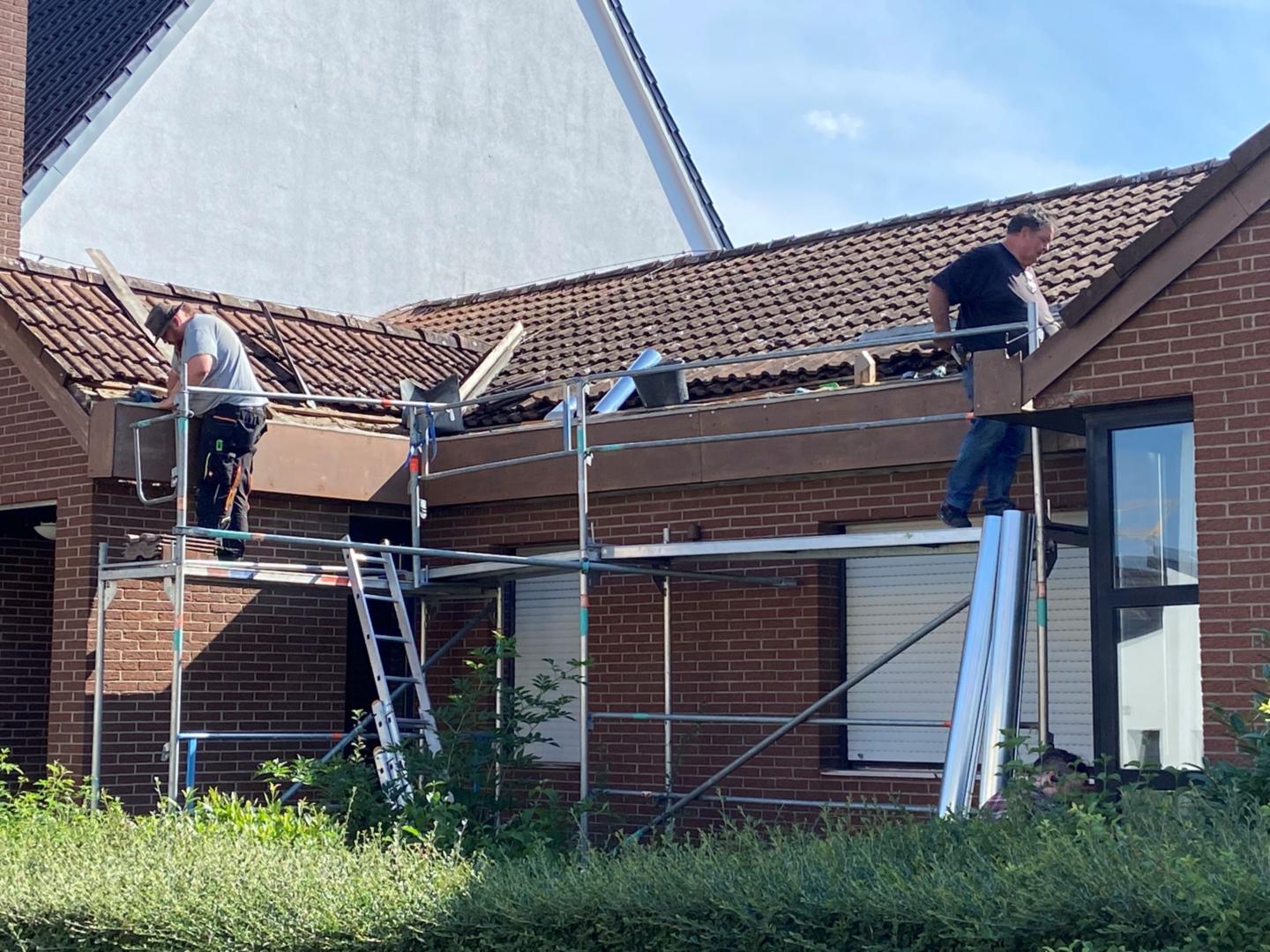 Arbeiten am Dach des Pfarrzentrums (c) Pfarrei St. Paulus und St. Andreas