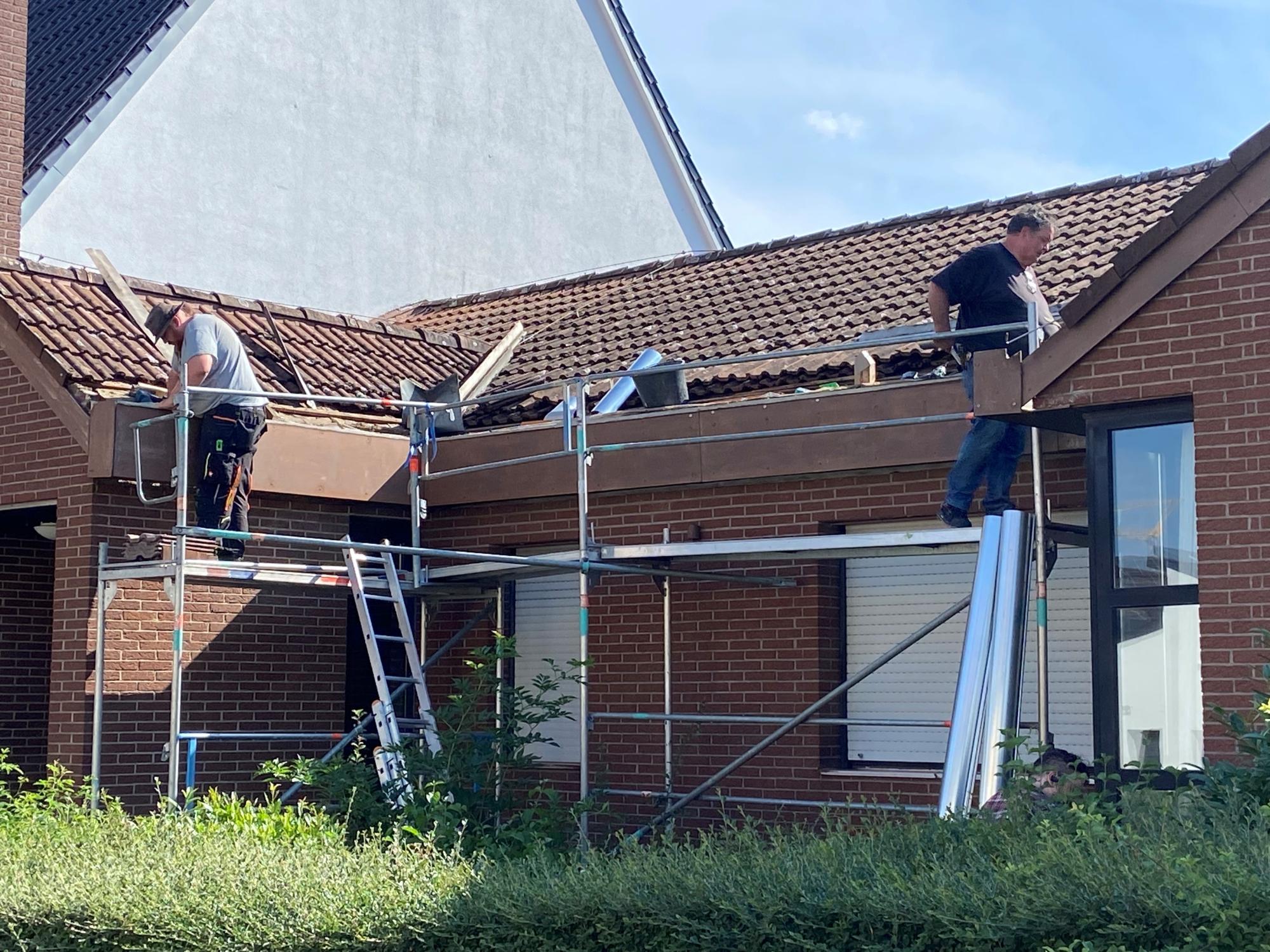 Arbeiten am Dach des Pfarrzentrums