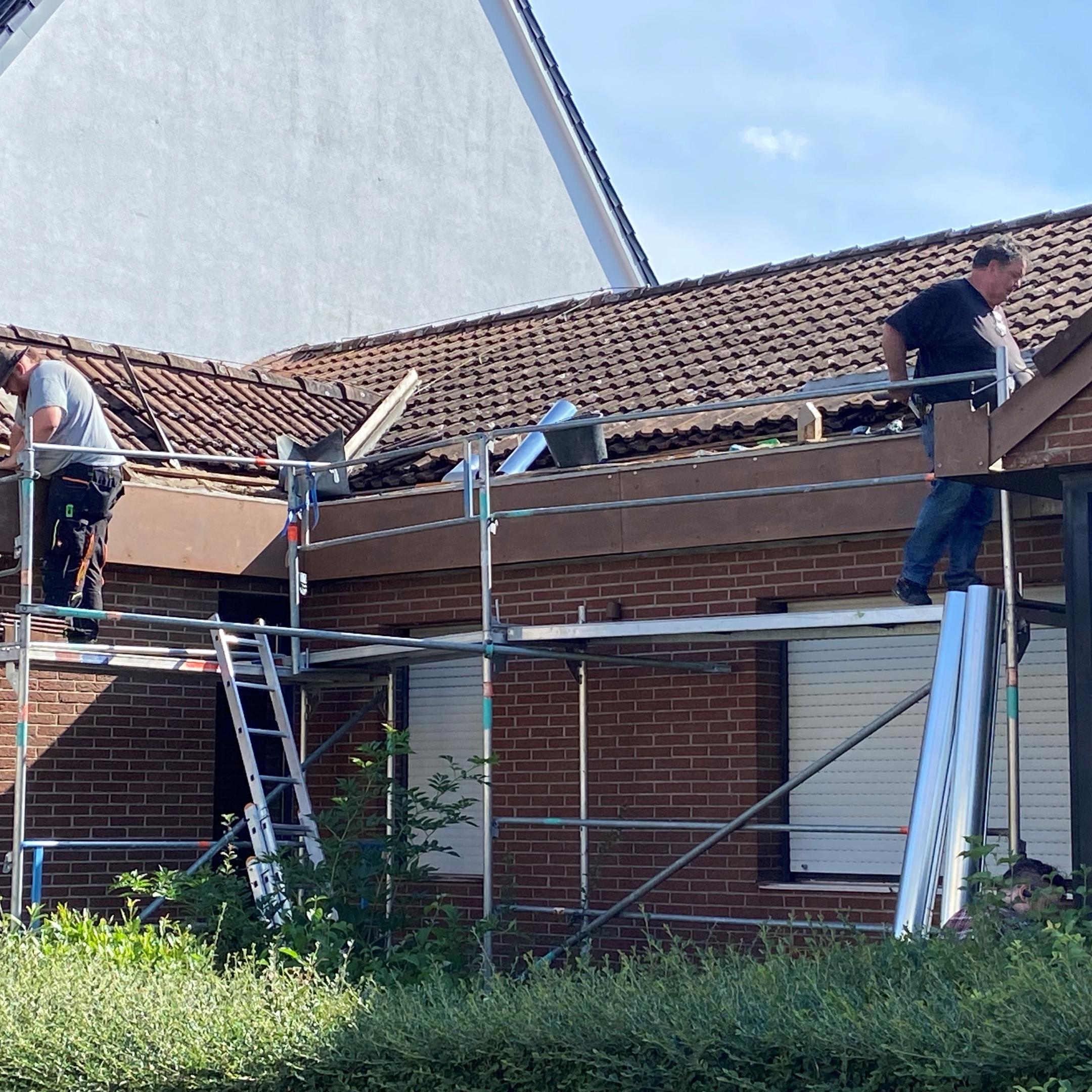 Arbeiten am Dach des Pfarrzentrums