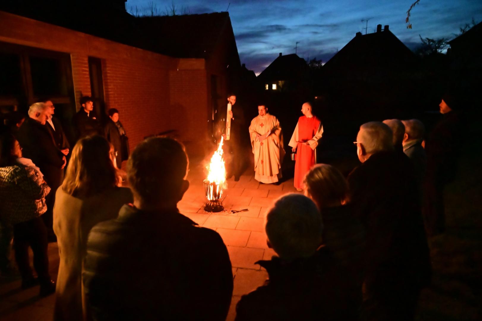 Das Osterfeuer mit Segnung der Osterkerze im Pfarrgarten (c) Alfred Beltrup