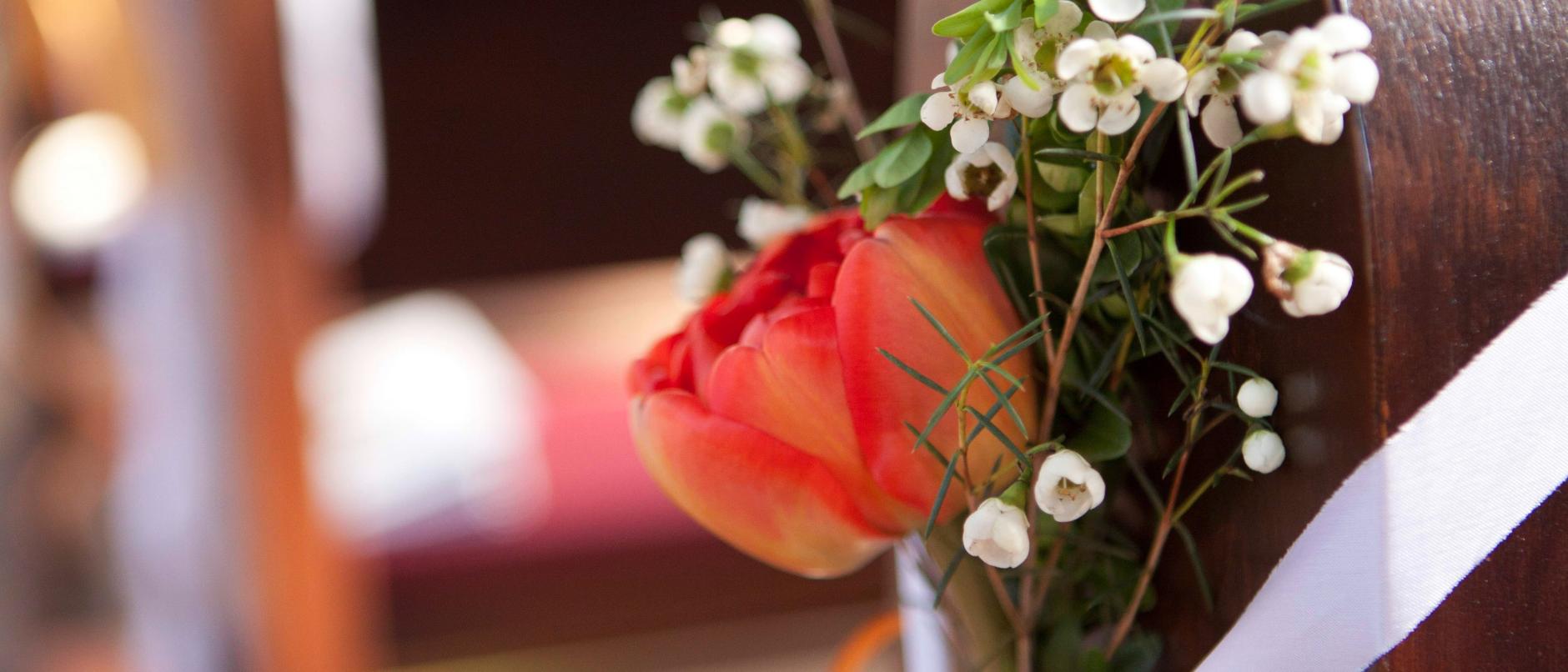 Blumenschmuck Bank