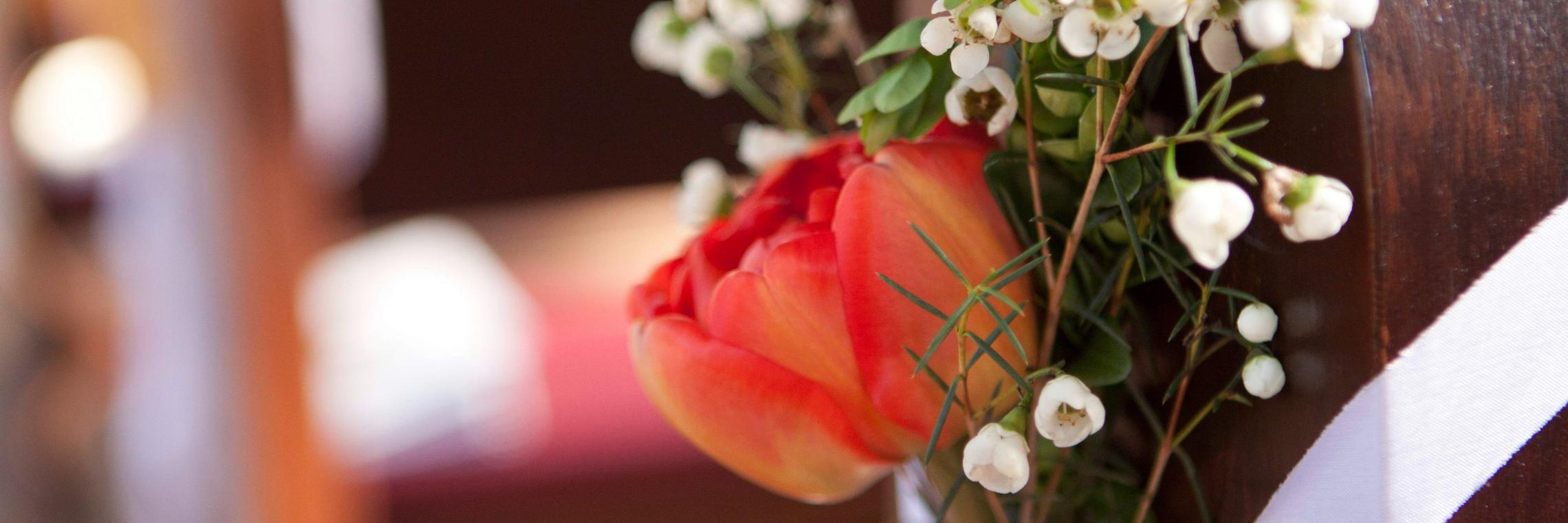 Blumenschmuck Bank