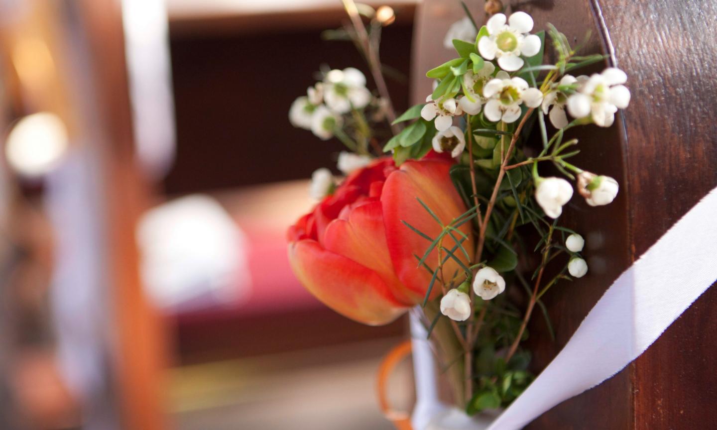 Blumenschmuck Bank