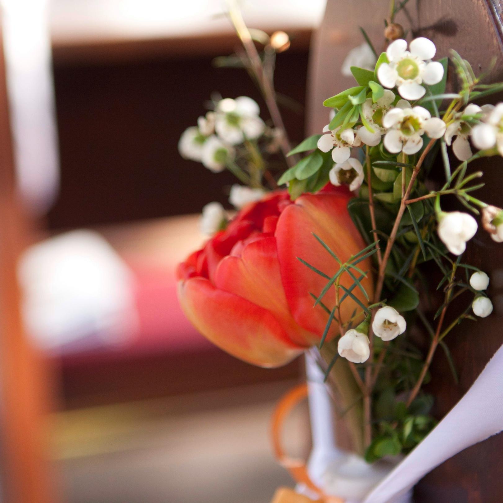 Blumenschmuck Bank