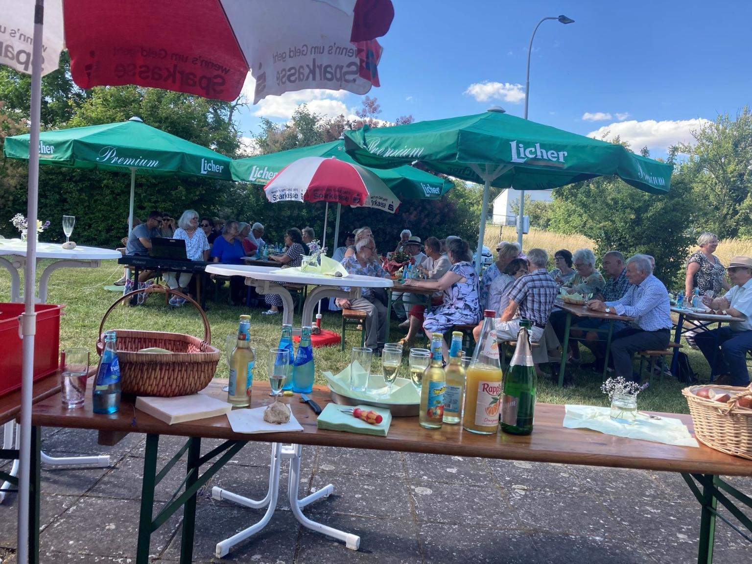Feier im Freien bei gutem Wetter (c) Pfarrei St. Paulus und St. Andreas
