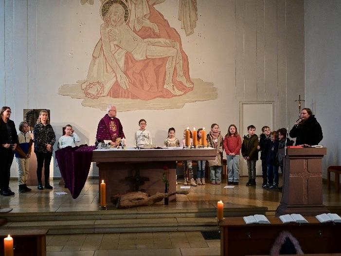 Die Kommunionkinder stellen sich in der Hungener Andreas-Kirche vor