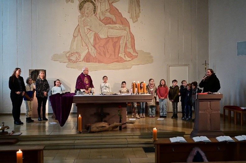 Die Kommunionkinder stellen sich in der Hungener Andreas-Kirche vor (c) Alfred Beltrup