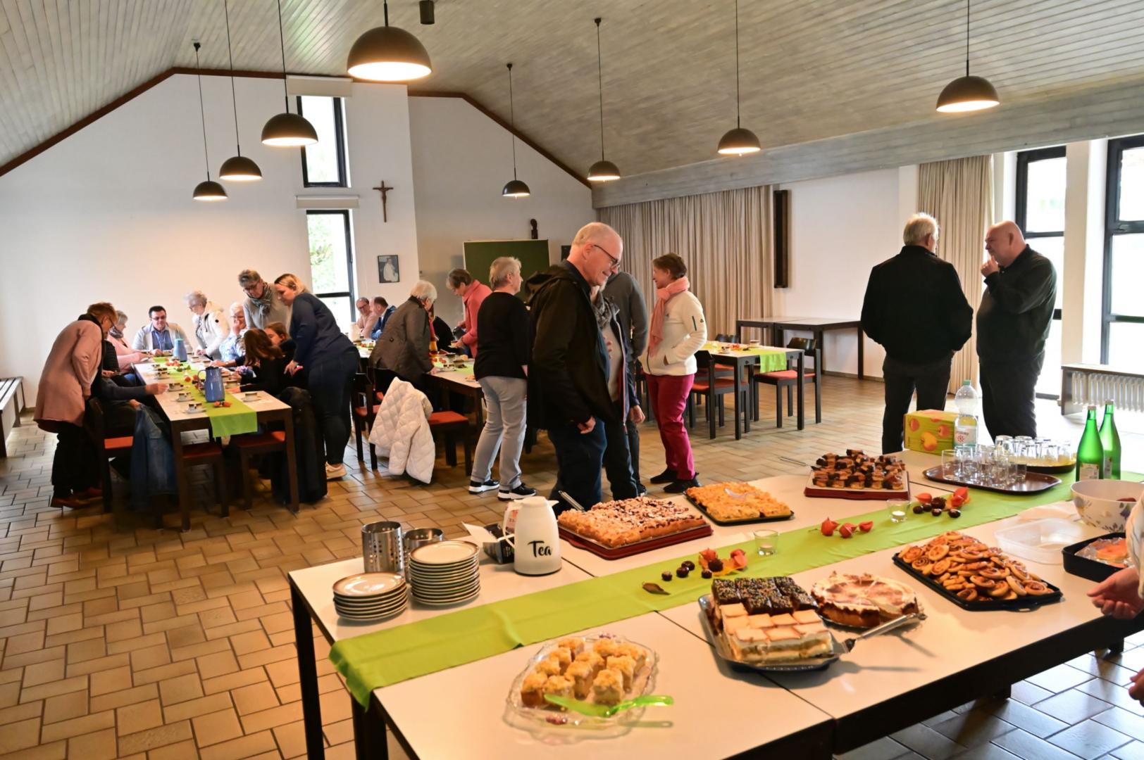 Beisammensein mit Kaffee und Kuchen, aber auch bei Wurst und Federweißem (c) Pfarrei St. Paulus und St. Andreas