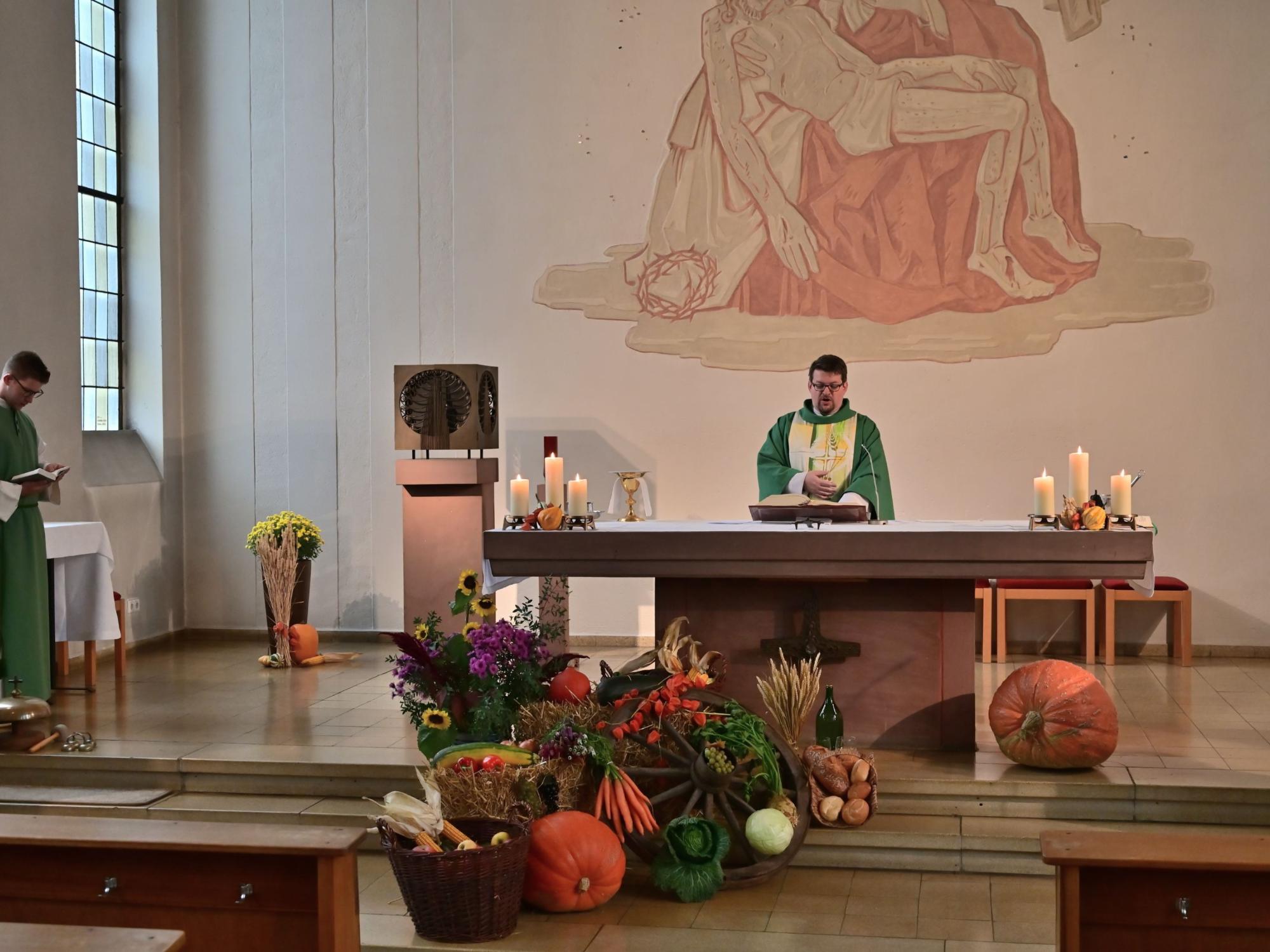 Pfarrer Sahm beim Erntedankgottesdienst