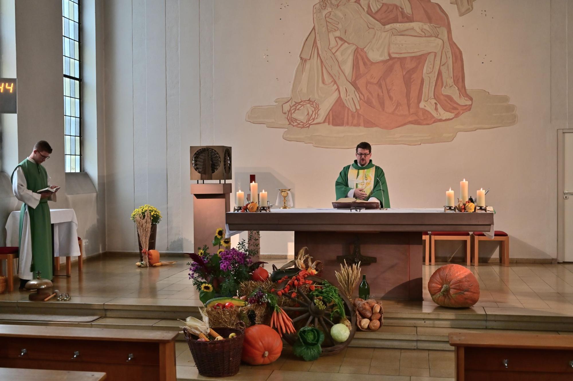 Pfarrer Sahm beim Erntedankgottesdienst