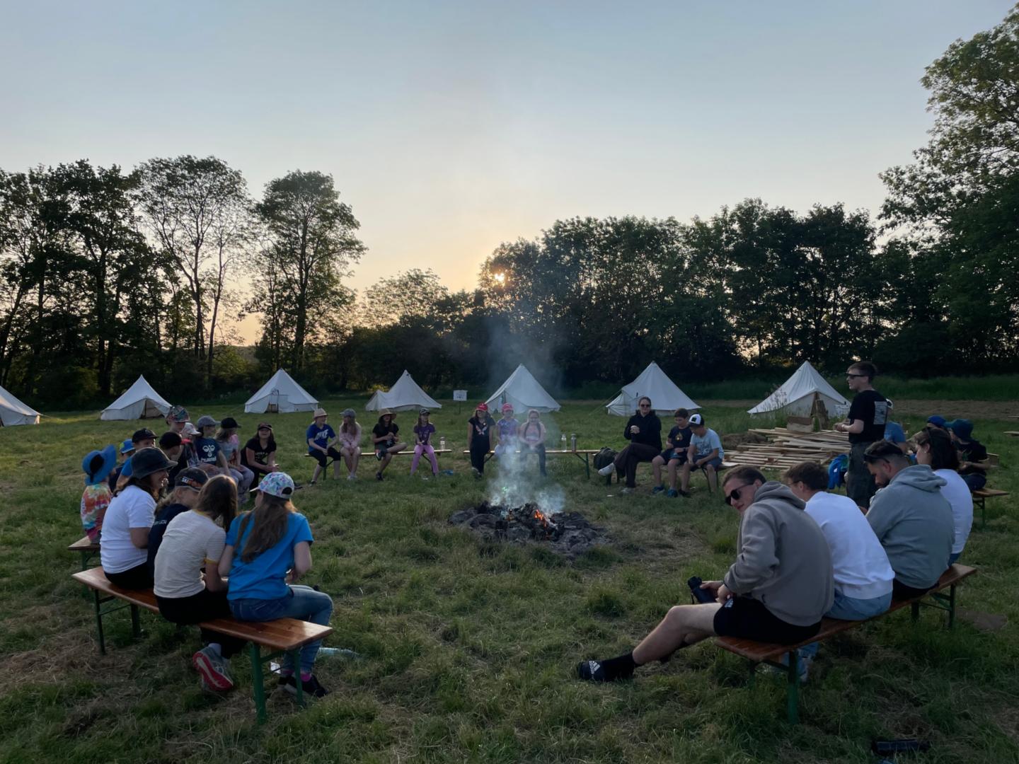 Zeltlageratmosphäre: gemeinsames Sitzen ums Lagerfeuer (c) Stephan Dietl