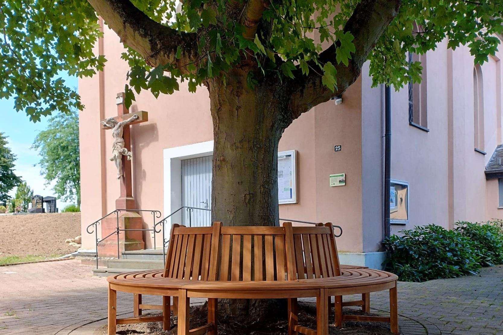 Rundbank Harxheimer Kirche