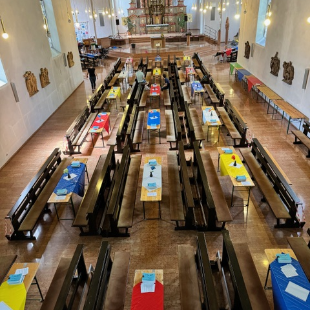 Kurzerhand das ganze Pfarrfest in die Kirche verlagert, von der Empore aus ergibt sich ein prächtiges Bild - oder wie der Kabarettist Stefan Herok formulierte: St. Georg als Villa Kunterbunt