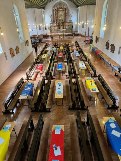 Kurzerhand das ganze Pfarrfest in die Kirche verlagert, von der Empore aus ergibt sich ein prächtiges Bild - oder wie der Kabarettist Stefan Herok formulierte: St. Georg als Villa Kunterbunt