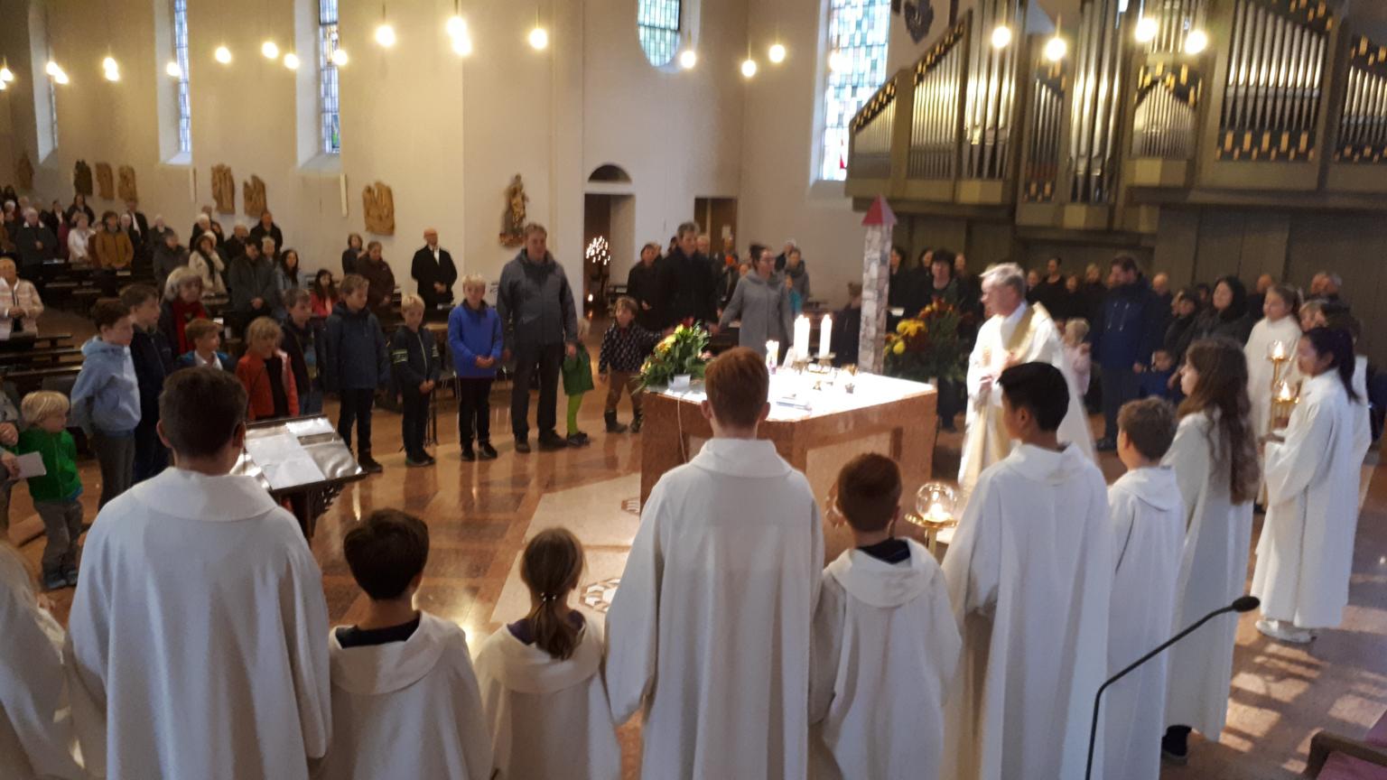 In den Familiengottesdiensten beten die Kinder das Vater Unser im Kreis um den Altar (c) Pfarrei St. Rochus