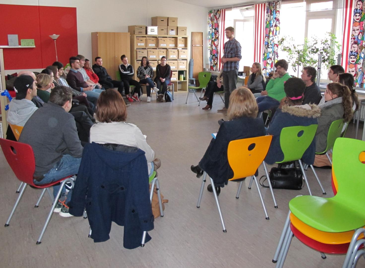 Großes Interesse von Jugendlichen bei einer Auftaktveranstaltung zur Aktion in der Schule (c) Bernd Geide