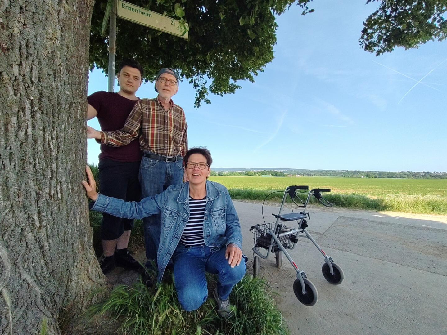 Besuch beim Baum (v.li.): Jan und Michael Dieter mit Claudia Linse-Henrizi. (c) Angelika Christ