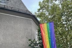 Regenbogenfahne St. Rochus