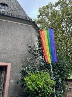 Regenbogenfahne St. Rochus (c) Jörg Swiatek