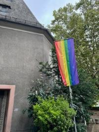 Regenbogenfahne St. Rochus