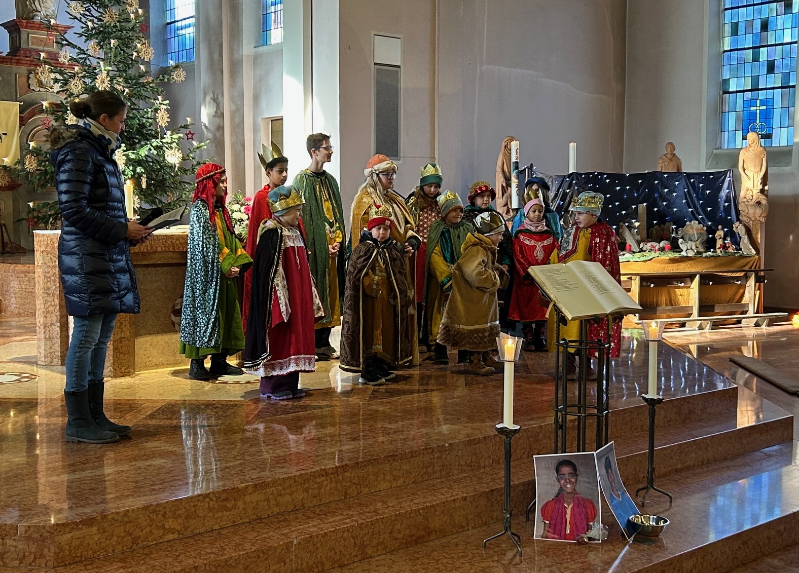 Die Sternsinger von St. Rochus im Familiengottesdienst der Pfarreikirche St. Georg, links Gemeindereferentin Natalie Lisson (c) Tobias Kleinort