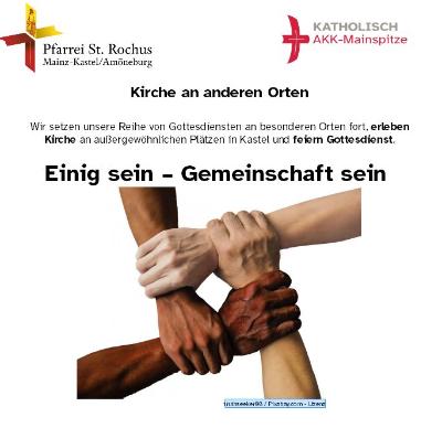 Vier Hände verschiedener Hautfarbe halten sich jeweils an den Handgelenken. Sie bilden ein Quadrat. Es zeigt: Wir gehören zusammen und helfen einander.