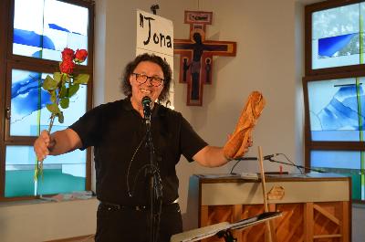 Brot und Rosen brauchen die Menschen zum Leben. Mit Unterstützung der Stiftung„Brot und Rosen“ des Gemeindezentrums konnte der Kabarettabend stattfinden.