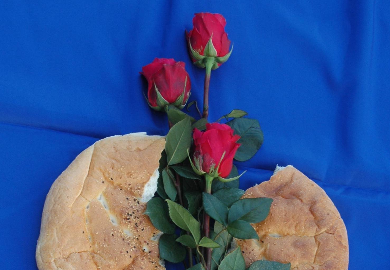 Brot und Rosen - Symbole der Hl. Elisabeth und der Stiftung für das Gemeindezentrum (c) Pfarrei St. Rochus Mainz-Kastel