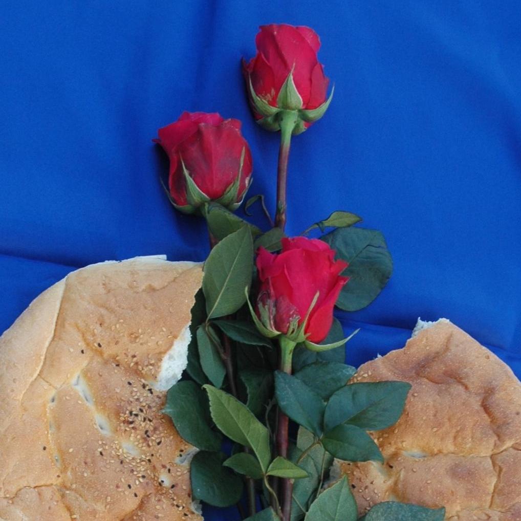 Brot und Rosen - Symbole der Hl. Elisabeth und der Stiftung für das Gemeindezentrum