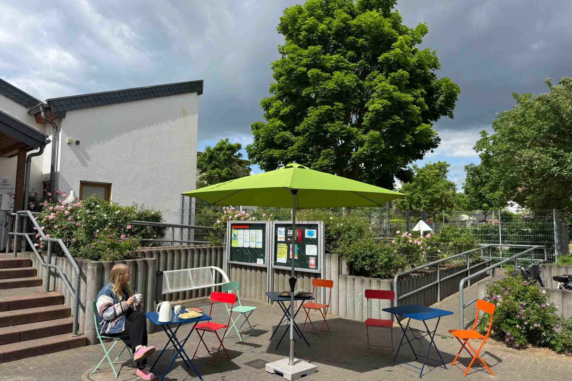 Kleine Verschnaufpausen im Alltag tun gut. Im Café Sonnenschirm vorm Gemeindezentrum St. Elisabeth ist für Kaffee und Kuchen gesorgt. Und natürlich für aufgeschlossene Gesprächspartner.