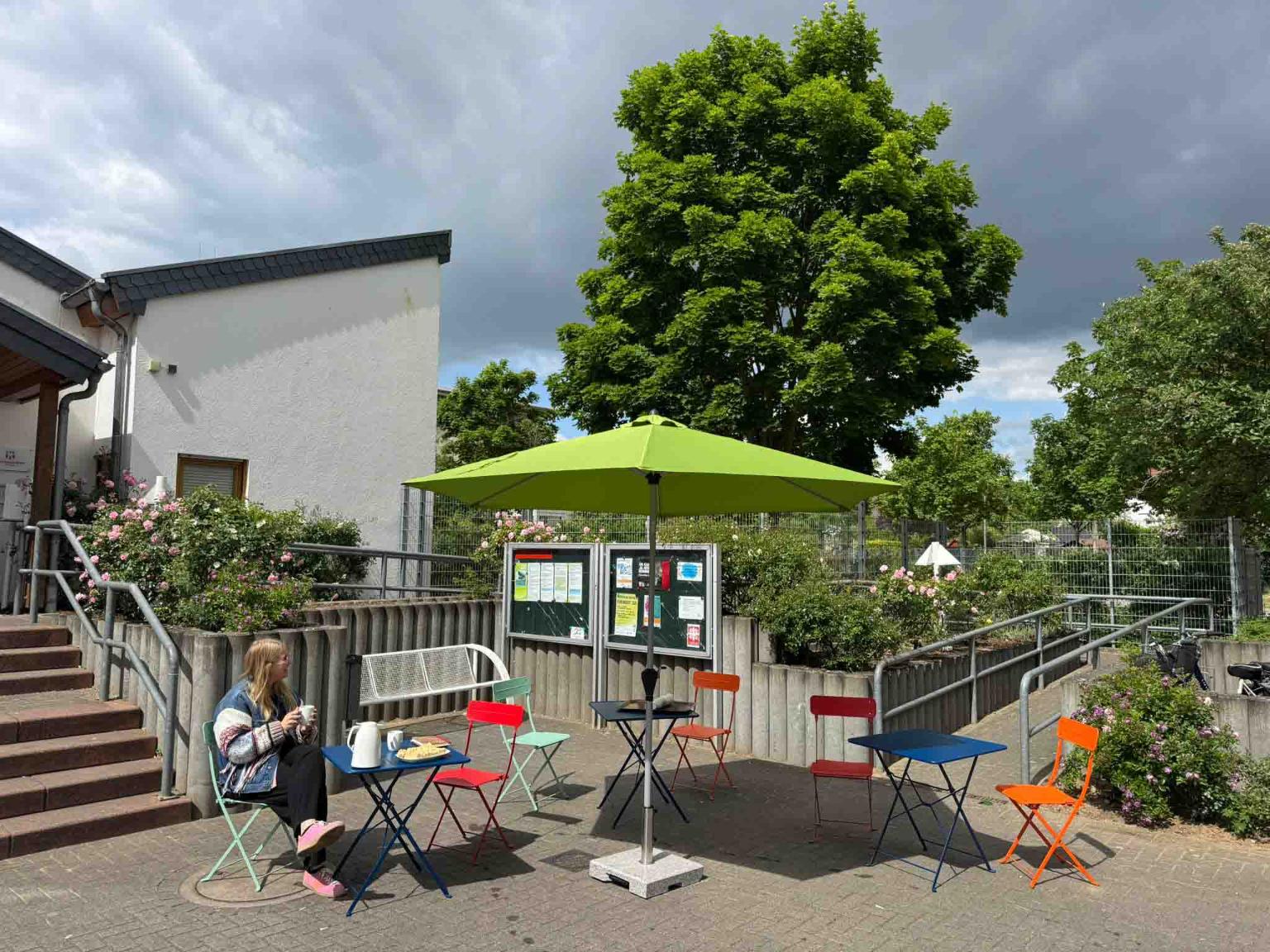 Kleine Verschnaufpausen im Alltag tun gut. Im Café Sonnenschirm vorm Gemeindezentrum St. Elisabeth ist für Kaffee und Kuchen gesorgt. Und natürlich für aufgeschlossene Gesprächspartner. (c) Bardo Färber