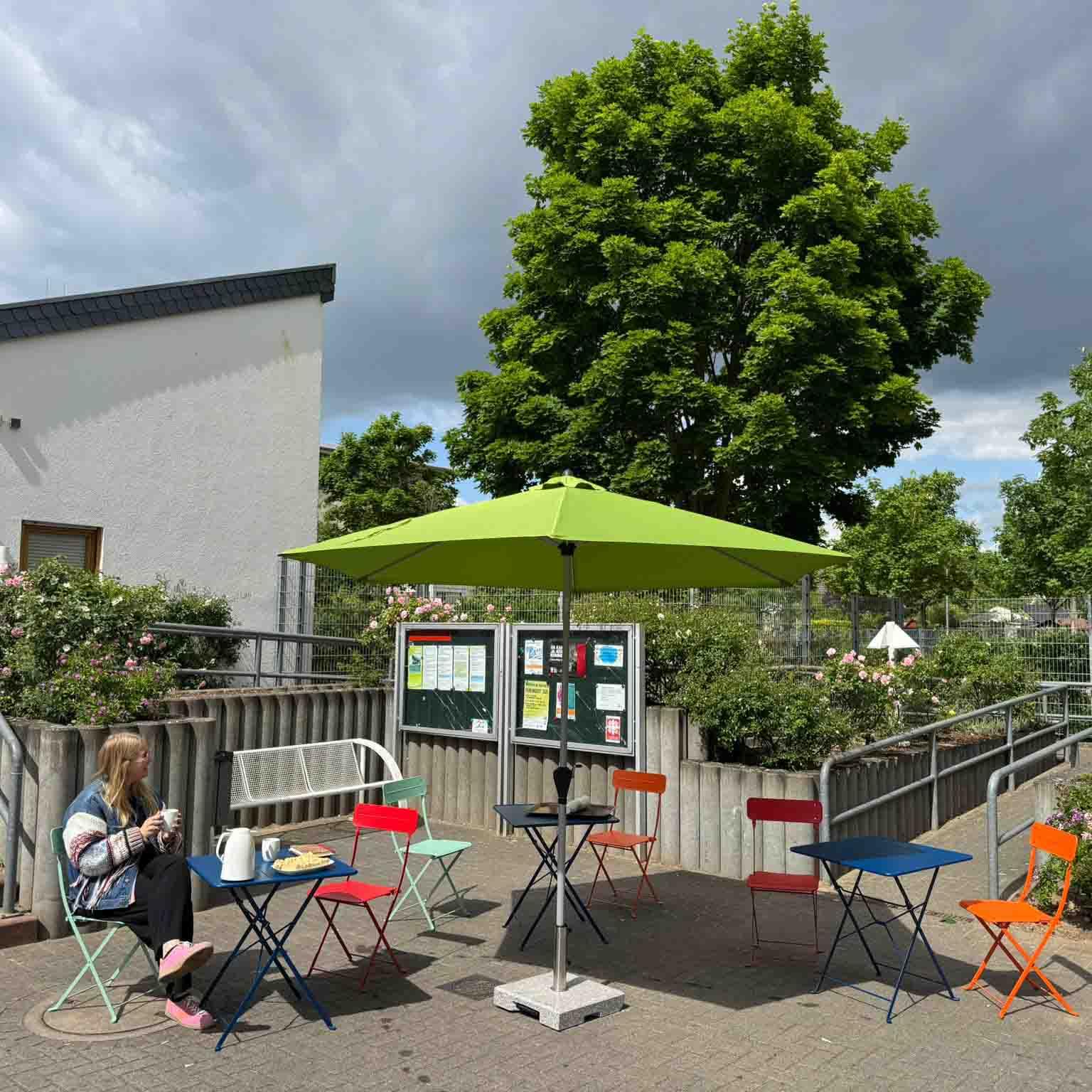 Kleine Verschnaufpausen im Alltag tun gut. Im Café Sonnenschirm vorm Gemeindezentrum St. Elisabeth ist für Kaffee und Kuchen gesorgt. Und natürlich für aufgeschlossene Gesprächspartner. (c) Bardo Färber
