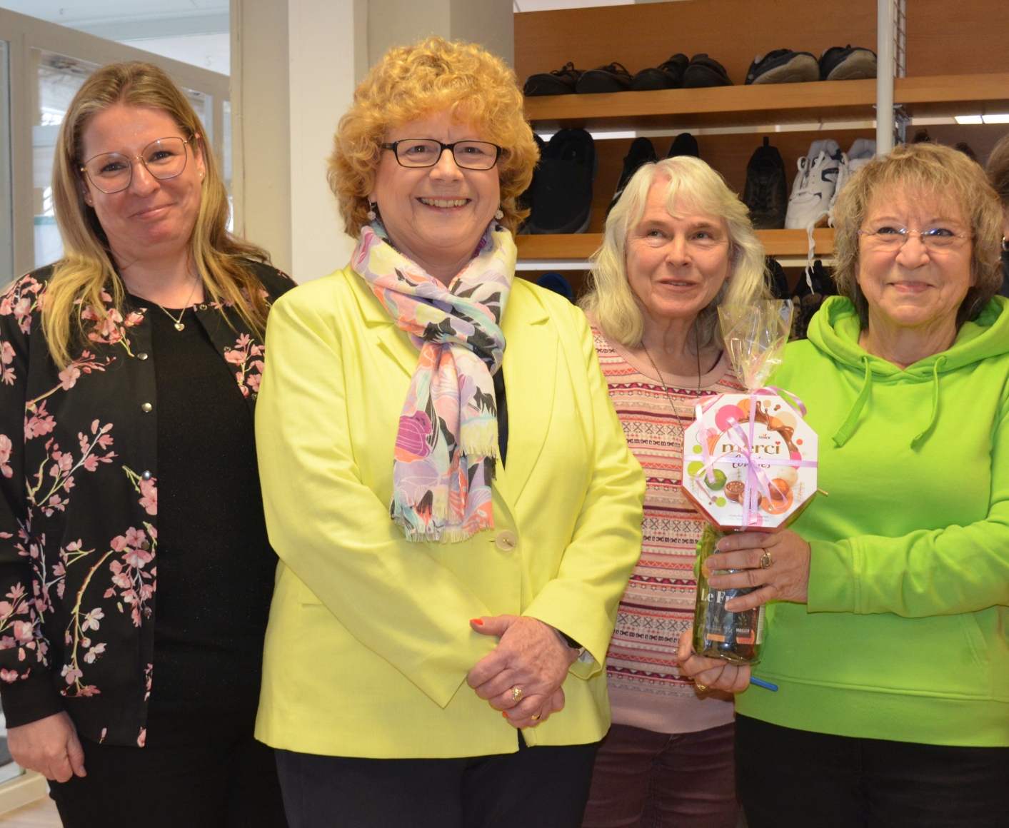 Gute Wünsche und ein Präsent zum Start an der neuen Adresse brachten Sandra Ahner (links) und Christa Gabriel (2. v. links) dem Kleiderladen-Team. Im Bild von rechts: Angelika Merkel und Judith König. (c) Maria Weißenberger