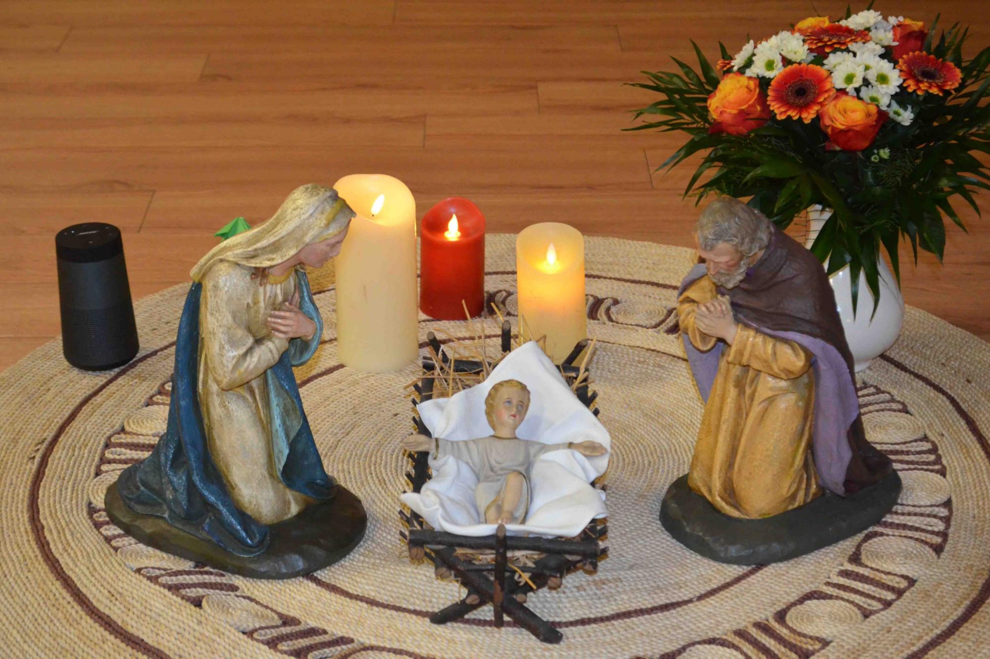 Mitten unter den Menschen: Maria und Josef mit dem neugeborenen Jesus in der Krippe.