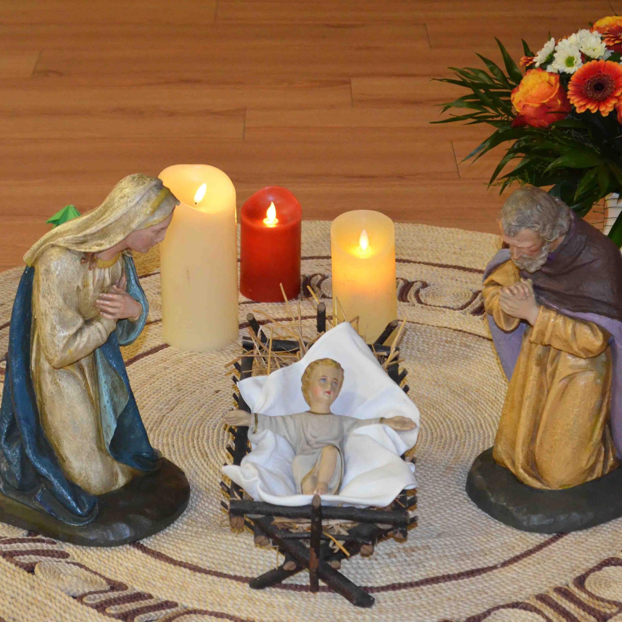 Mitten unter den Menschen: Maria und Josef mit dem neugeborenen Jesus in der Krippe.