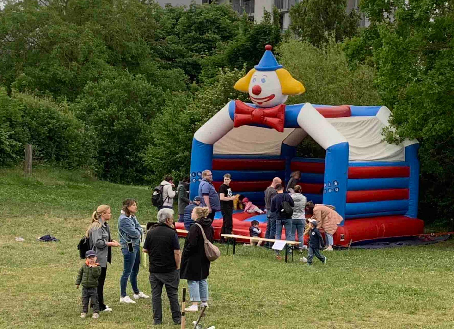 Immer ein Anziehuhungspunkt: die Hüpfburg. (c) Maria Weißenberger