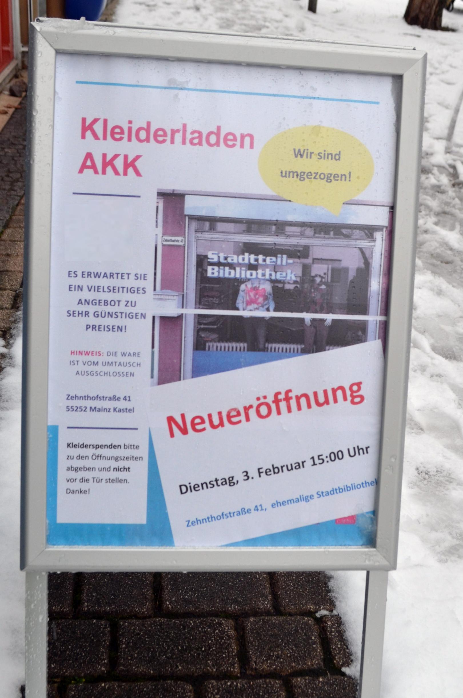 Das Schild, das auf die Eröffnung hinweist, musste am Eröffnungstag immer wieder vom Schnee befreit werden. (c) Maria Weißenberger