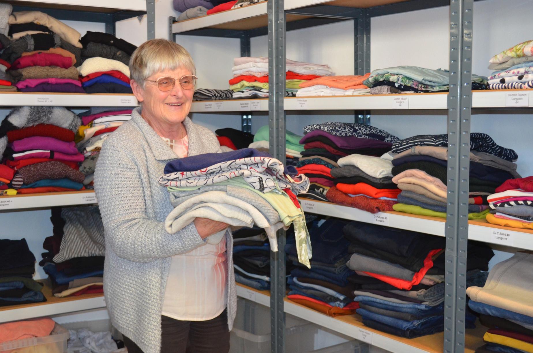 Pullover, T-Shirts und vieles mehr: Ehrenamtlich tätige Frauen sind bei der Auswahl behilflich. (c) Maria Weißenberger, Mz-Kastel