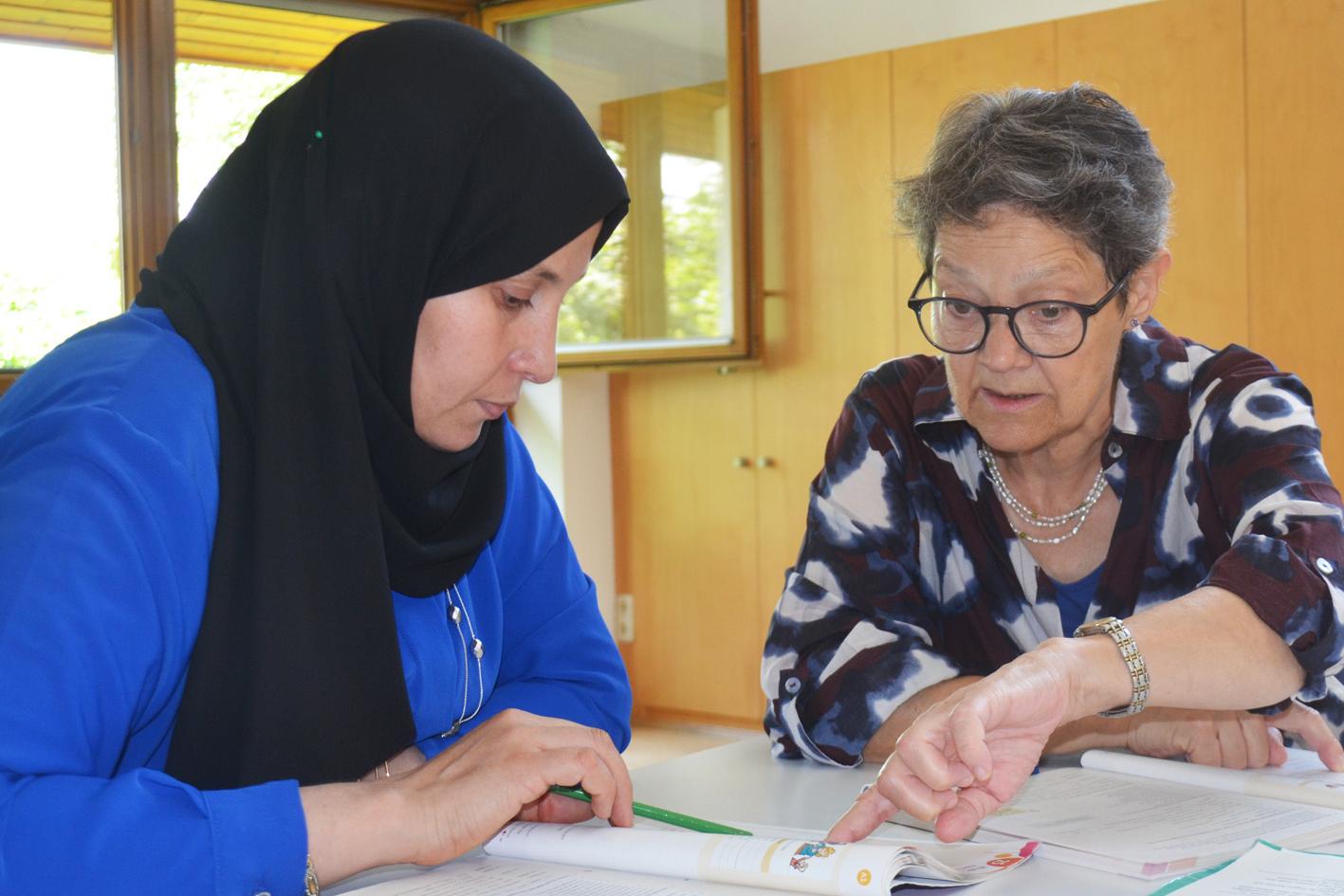 Anja Frensch (re.) mit Nabual El Mouhammadi beim Sprachtraining.