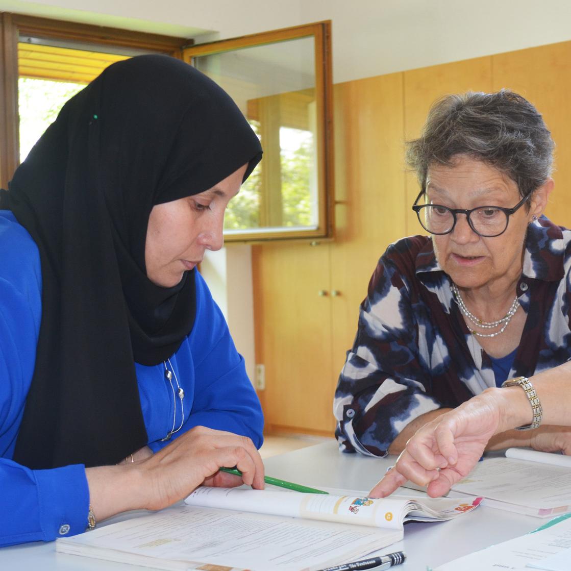 Anja Frensch (re.) mit Nabual El Mouhammadi beim Sprachtraining.