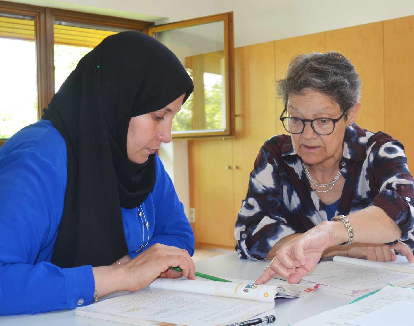 Anja Frensch (re.) mit Nabual El Mouhammadi beim Sprachtraining. (c) Maria Weißenberger