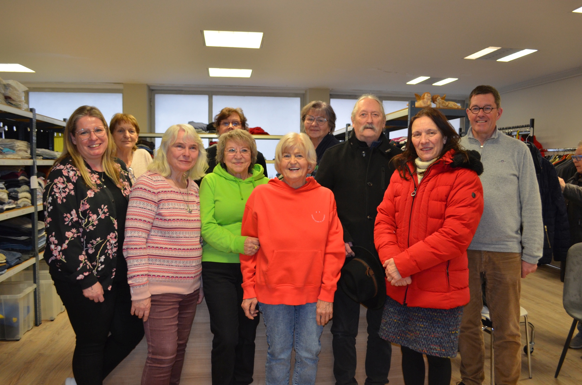 Das Kleiderladenteam mit Gästen. Links Sandra Ahner, v. rechts: Bardo Färber, Mechthilde Coigné und Hartmut Bohrer. (c) Maria Weißenberger