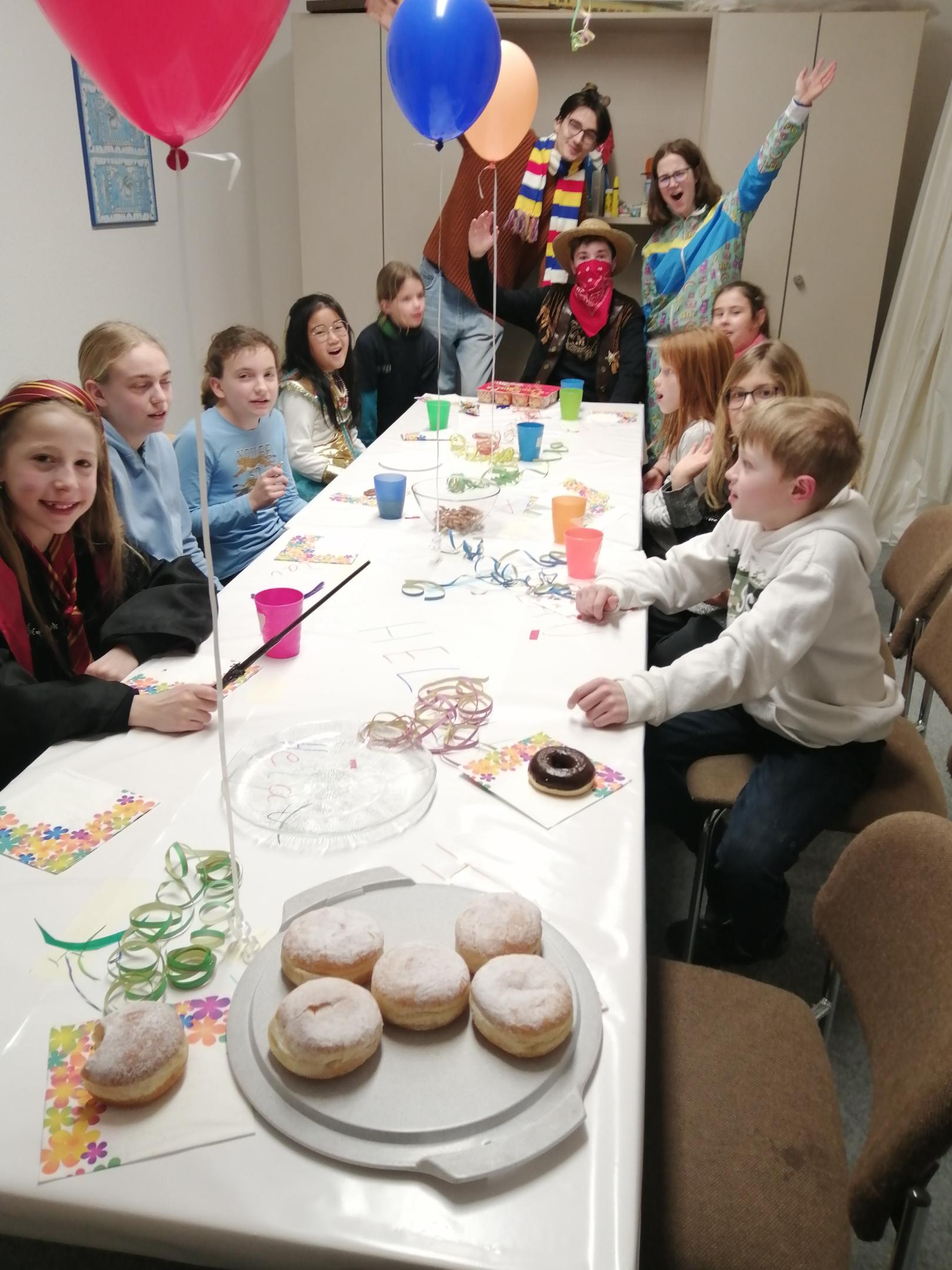 Fastnacht 10.02.2026 Minis Stärkung in gemütlicher Runde (c) B. Niering