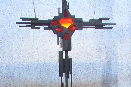 Kirchenraum -  Kreuz hinter dem Altar