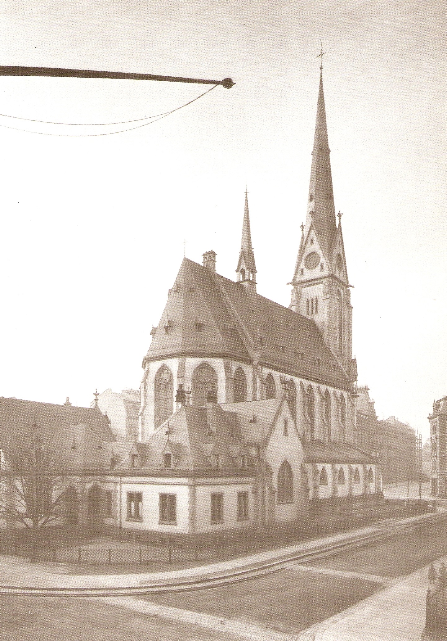 St. Bonifaz 1892, im Hintergrund der Mainzer Hauptbahnhof