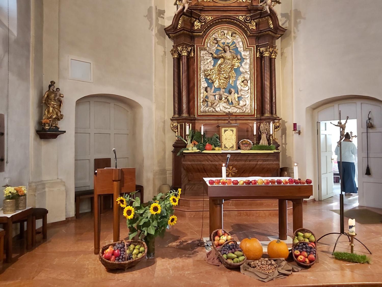 Erntedank-Altar in Maria Königin Drais (c) Susanne Schmitt