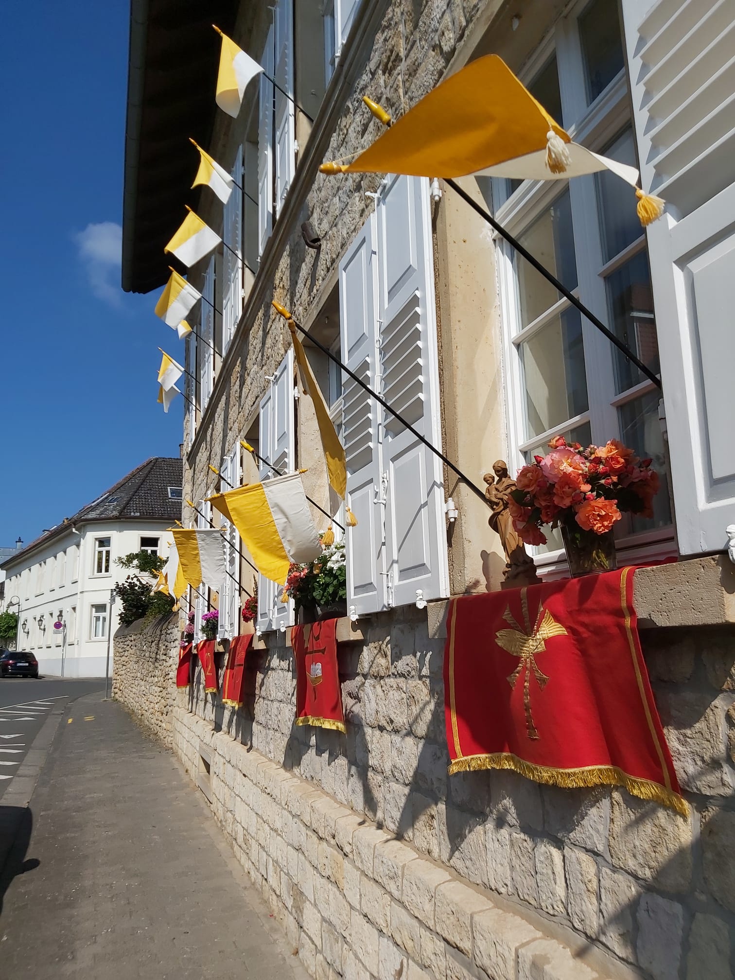 Festlich, geschmückte Straßen in Drais (c) Susanne Schmitt