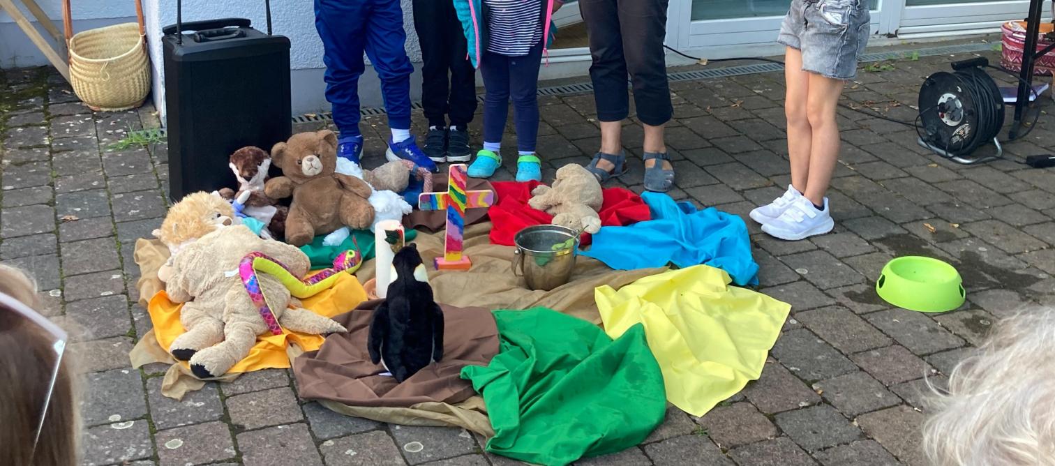 Kinder und Stofftiere (c) Beate Hirt