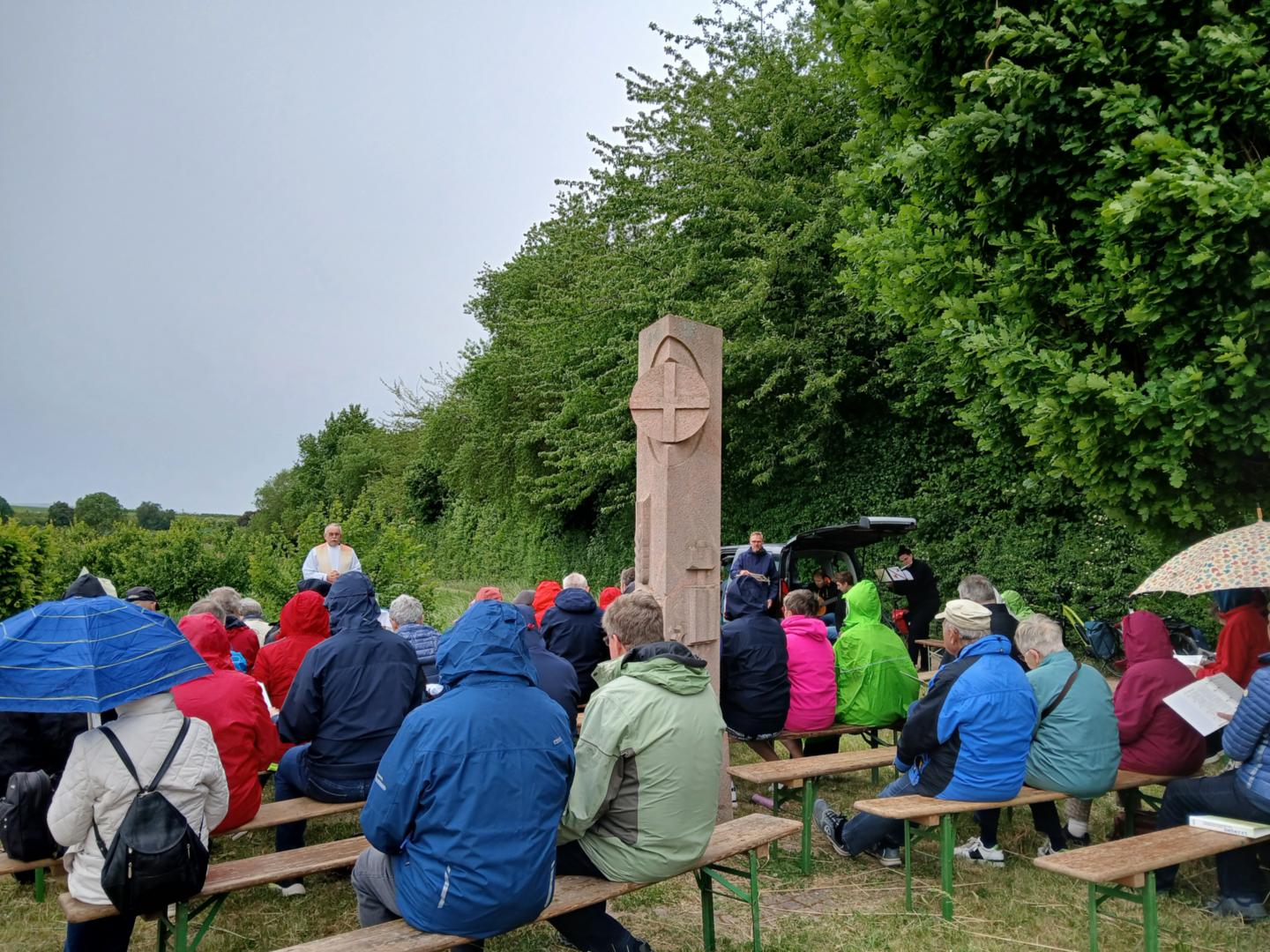 Pfr. und Stele (c) Marlene Hang